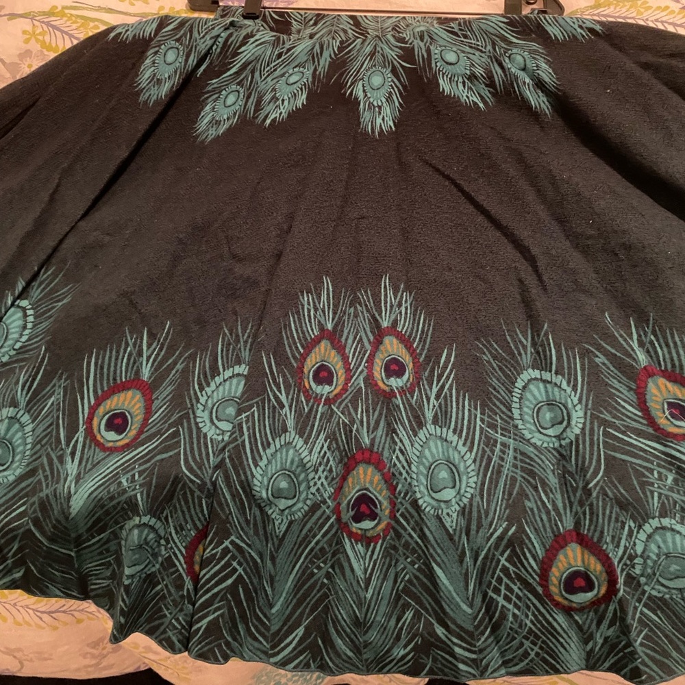 H&M Peacock skirt, Women’s 4, EUC, Forest green w/multi green feathers, side zip